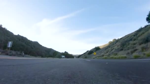 カリフォルニア州アロヨ・ガダ・ビーチ近くのHWY 101で運転すると,周辺の海岸景観を眺めることができます.. - 映像、動画