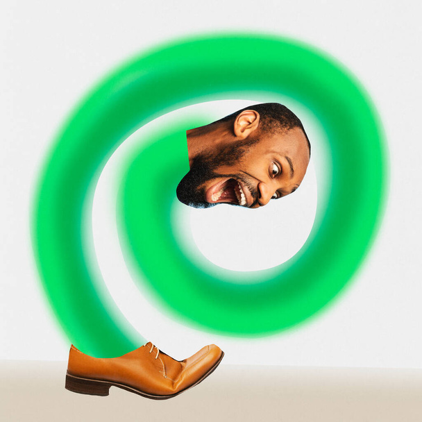Plakat. Collage zeitgenössischer Kunst. Lustiger afroamerikanischer Mann mit aufgemaltem neonfarbenem Körper biegt und dreht sich vor weißem Studiohintergrund zu einer Spirale. Konzept schwarzer Geschichtsmonat, Bürgerrechte, Kultur - Foto, Bild
