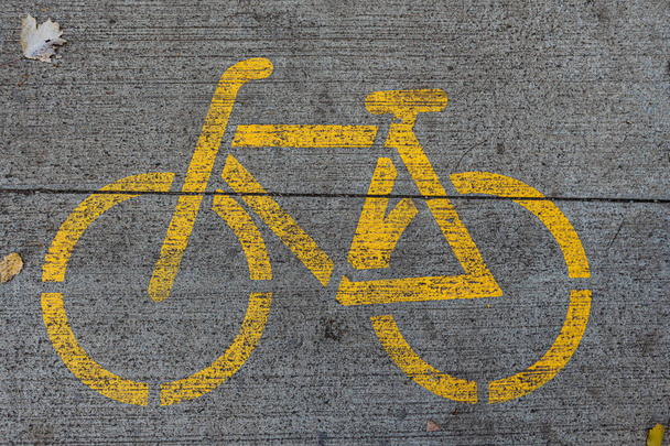 公園のコンクリート道の黄色い自転車のイメージ - 写真・画像