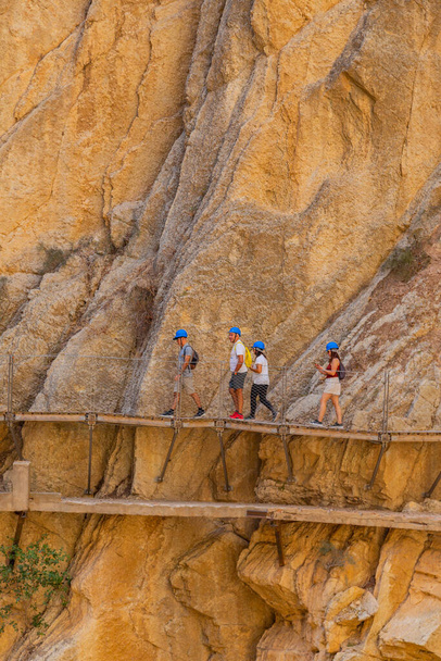 Caminito Del Rey, Spagna: Visitatori che camminano lungo il sentiero più pericoloso del mondo Riaperto nel maggio 2015. Ardales, Spagna. - Foto, immagini