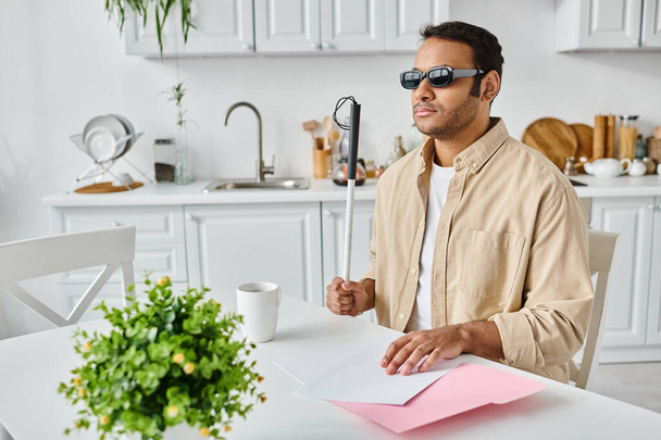 симпатичный слепой индеец в уютной одежде в очках и с тростью для чтения кода Брайля - Фото, изображение