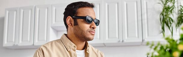 homem indiano de boa aparência com deficiência visual com óculos em traje confortável casual, desativado, banner - Foto, Imagem