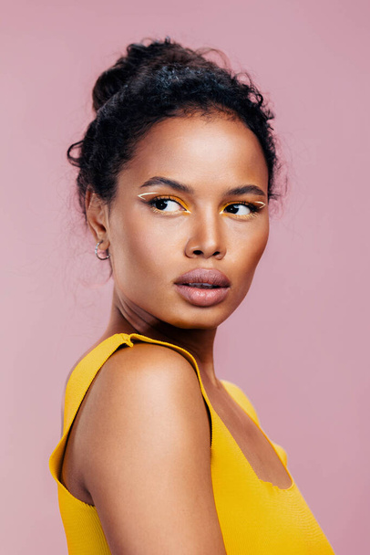 Gyönyörű nő stílus kozmetika divat rózsaszín színes make-up fekete portré modell másolás tér szem sárga afrikai etnikai szépség boldog arc kreatív kozmetikai mosoly stúdió bőr - Fotó, kép