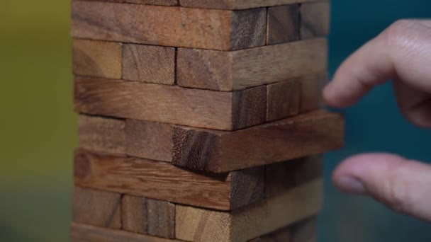 χέρι του ανθρώπου παίζει δομικά στοιχεία με κομμάτια ξύλου - παιχνίδια για δημιουργική διασκέδαση στον ελεύθερο χρόνο στο σπίτι στον τρόπο ζωής διαμέρισμα - άσκηση της ισορροπίας και της νοημοσύνης - Πλάνα, βίντεο