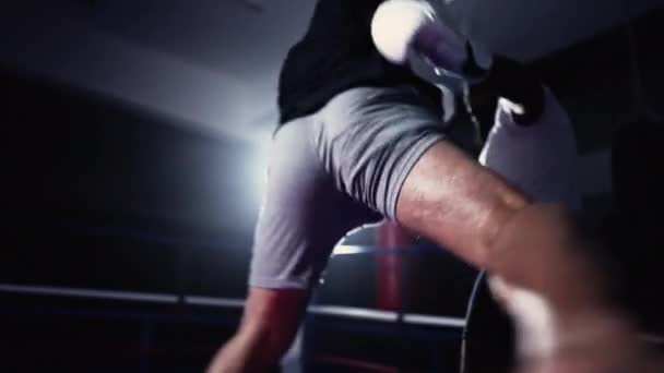 Tréninkový zápas s boxery Punching v boxerském ringu, dramatické osvětlení mezi soupeři - Záběry, video