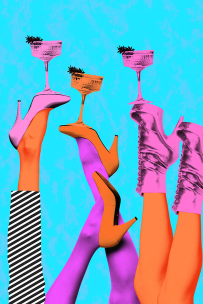 Poster. Çağdaş sanat kolajı. Topuklu giyen kadın bacaklar ve retro renkli arka plana karşı kokteyl bardakları. Parlak çizgi roman tarzı tasarım. Sanat anlayışı, disko, parti, eski moda, mutlu ve eğlenceli. - Fotoğraf, Görsel