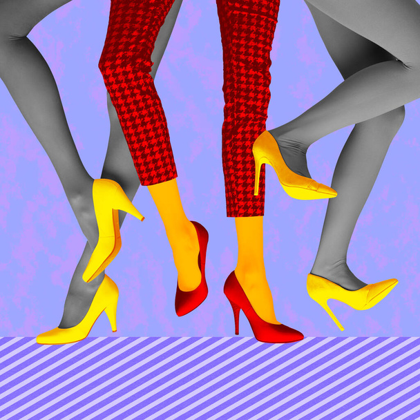 Αφίσα. Κολάζ σύγχρονης τέχνης. Γυναικεία πόδια σε ρετρό ρούχα και τακούνια ντίσκο χορό σε vintage φόντο. Φωτεινό σχεδιασμό στυλ κόμικς. Έννοια της τέχνης, ντίσκο, κόμμα, ρετρό μόδα, ευτυχισμένη, διασκέδαση. - Φωτογραφία, εικόνα