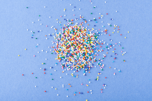 Цветные круглые брызги на голубом фоне, изолированные
 - Фото, изображение