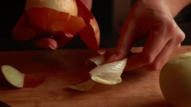 Gros plan sur les mains de la femme coupant magistralement les oignons - Séquence, vidéo