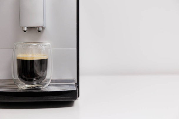 крупним планом кавоварка з подвійним настінним склом еспресо та місце для тексту - Фото, зображення