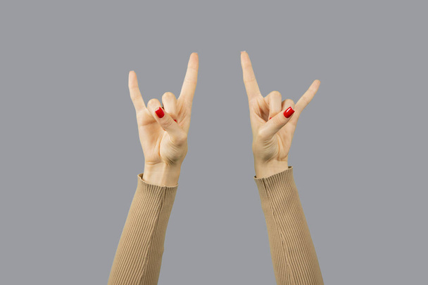 Signes de cornes de deux mains féminines isolées. - Photo, image