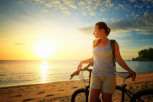 Menina viajante com mochila desfrutando vista da bela ilha a
 - Foto, Imagem