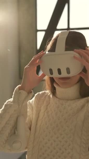 Une jolie jeune femme examine un sapin de Noël tout en portant des lunettes de réalité virtuelle. Images 4k de haute qualité - Séquence, vidéo