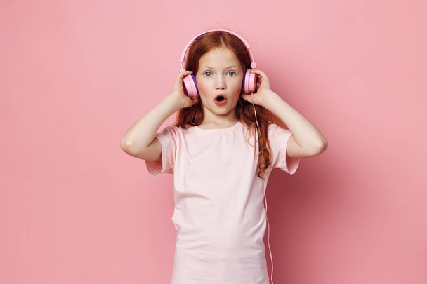 Audio little kid girl music lifestyle technology cute young headphone children small enjoying listen sound stereo female earphones entertainment childhood background beauty caucasiano - Foto, Imagem