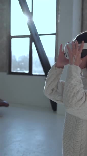 Oszałamiająca młoda kobieta obserwuje choinkę w okularach wirtualnej rzeczywistości. Wysokiej jakości materiał 4k - Materiał filmowy, wideo