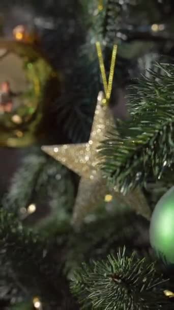 Décorations festives actuelles sur l'arbre de Yuletide. Images 4k de haute qualité - Séquence, vidéo