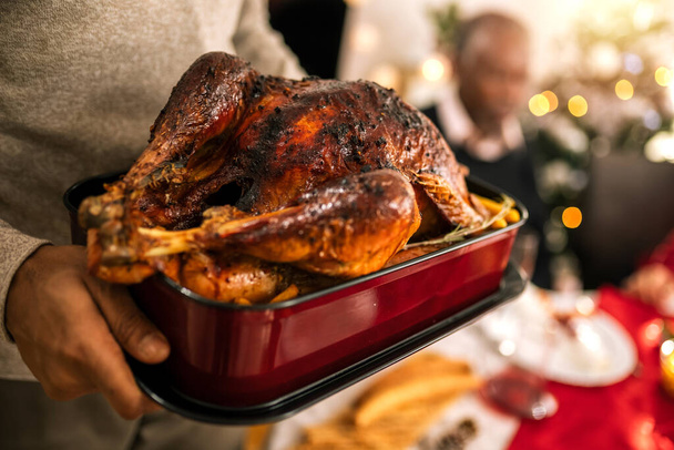 Turquia está sendo servida na mesa de jantar na véspera de Natal. - Foto, Imagem