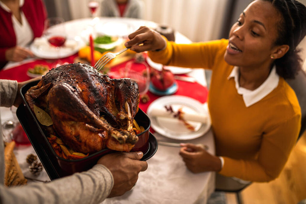 La vigilia di Natale la Turchia viene servita sul tavolo da pranzo. - Foto, immagini