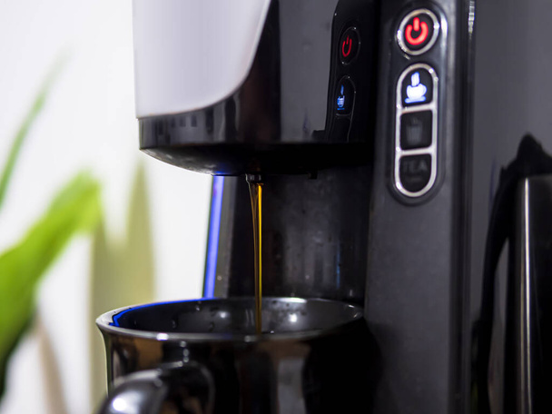 Kaffeemaschine mit Kapsel vorhanden. Kaffee einschenken. Espressomaschine mit frischem Kaffee - Foto, Bild