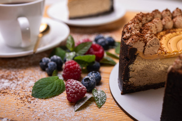 close-up de cheesecake com recheio de creme, decorado com bagas frescas, mirtilos e framboesas, bolo de Ano Novo festivo, Natal - Foto, Imagem