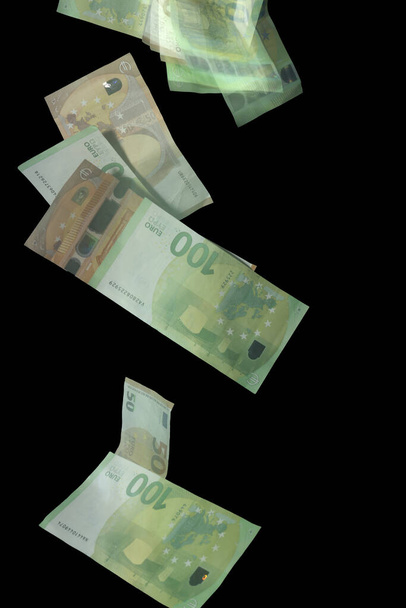 Stroboskopisches Foto fallender Euro-Banknoten auf dunklem Hintergrund - Foto, Bild