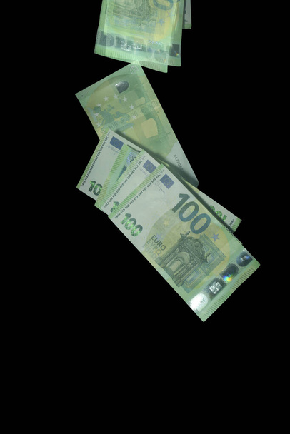 Stroboskopisches Foto fallender Euro-Banknoten auf dunklem Hintergrund - Foto, Bild