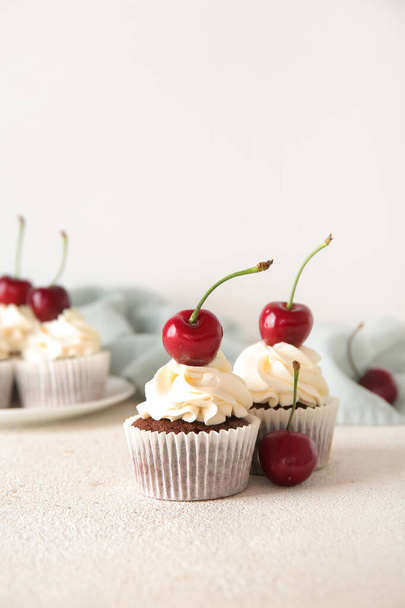 Chutné třešňové cupcakes na světlém pozadí - Fotografie, Obrázek