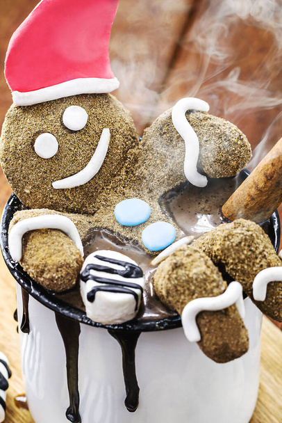 Biscuit de Noël fait maison amusant avec chocolat chaud fumant, fond pour Noël heureux - Photo, image