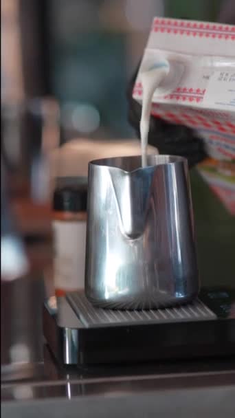 Egy gyönyörű felvétel, amely a kávékészítési folyamat részleteit rögzíti a létesítményben. Kiváló minőségű 4k felvételek - Felvétel, videó