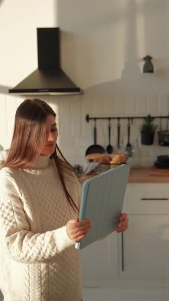 Çekici genç bir kadın, Noel kutlamaları sırasında bir tabletle internette konuşuyor. Yüksek kalite 4k görüntü - Video, Çekim