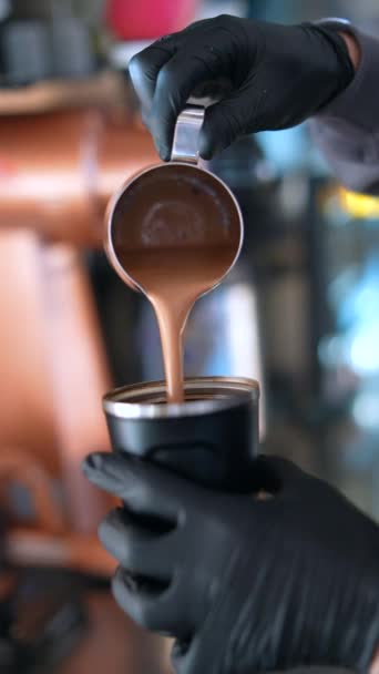 Заманчивый процесс приготовления ароматного кофе в закусочной. Высококачественные 4k кадры - Кадры, видео