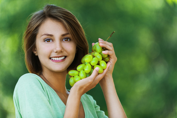 hermosa mujer sosteniendo uvas
 - Foto, Imagen