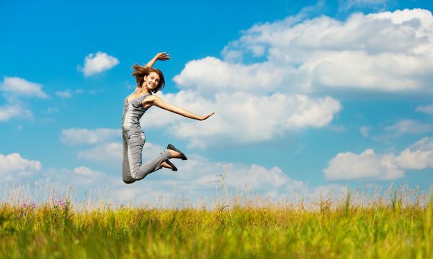 młoda kobieta skoki - Zdjęcie, obraz