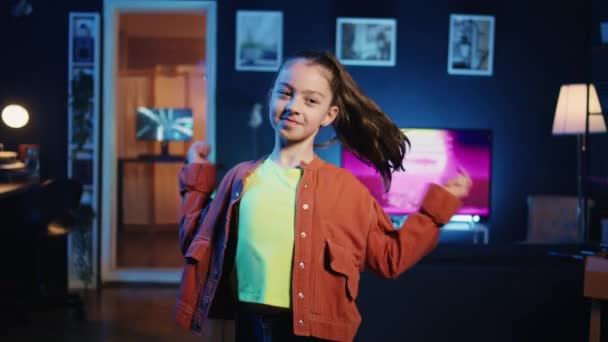 Пеннінг знімає енергійну дівчину, яка бере участь у вірусному танцювальному тренді після того, як бачать улюблені знаменитості, знімає контент для каналу соціальних медіа, робить трендовий виклик для онлайн-співробітництва - Кадри, відео