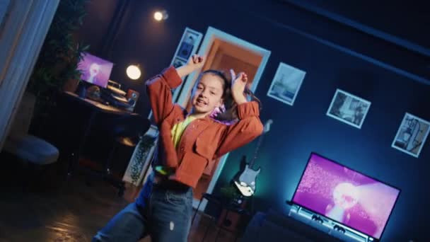 Holandês ângulo tiro de criança expressiva tomar parte na tendência de dança viral depois de ver celebridades favoritas fazê-lo, filmando conteúdo para o canal de internet, fazendo desafio na moda para seguidores on-line - Filmagem, Vídeo