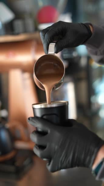 Um atraente processo de fabricação de café aromático no estabelecimento de refeições. Imagens 4k de alta qualidade - Filmagem, Vídeo