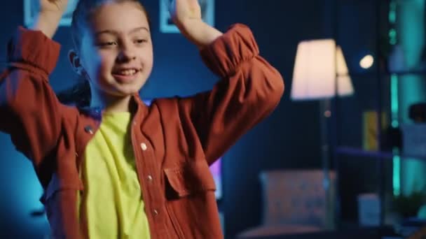 Schattig lachend kind filmen dans tutorial voor andere kinderen kijken naar haar online social media content. Jonge vrolijke influencer opnemen van video targeting generatie Z gebruikers - Video
