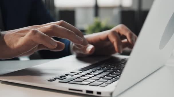 Lassú közelkép fiatal üzletember kezét luxus óra gépelés laptop irodai munkanap közben - Felvétel, videó