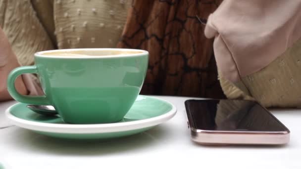 vrouwen met een koffiebeker . - Video