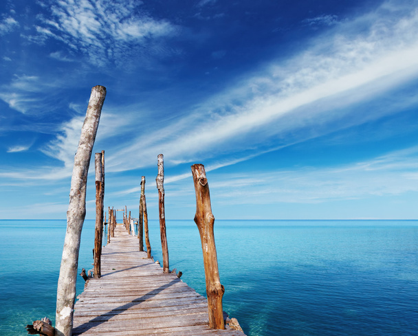 houten pier op een tropisch eiland - Foto, afbeelding