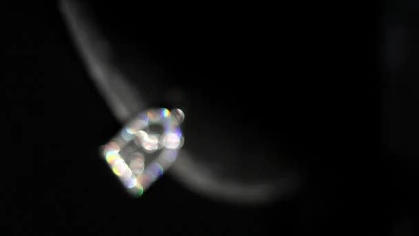 Enfoque borroso muestra cómo brillan las piedras en la joyería - Metraje, vídeo
