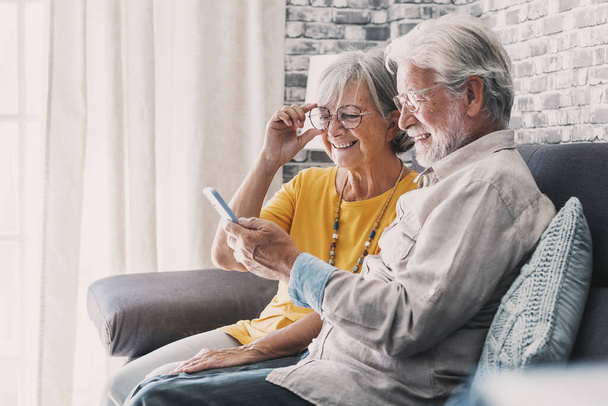 Starší dědeček a babička tráví čas s pomocí aplikací smartphone, žena středního věku vychutnat on-line zábavy, přičemž selfie se starým manželem, starší generace a moderní technické koncepce - Fotografie, Obrázek