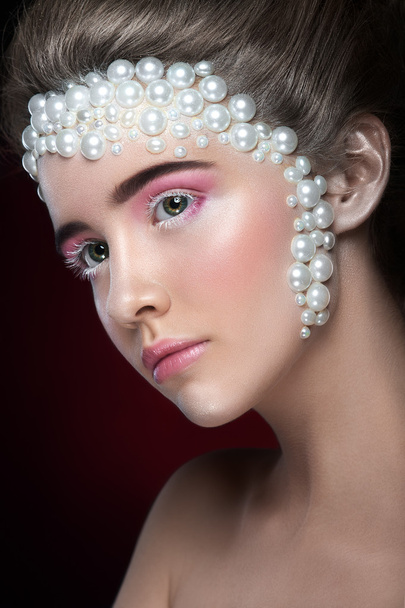 Beautiful girl with amazing make up and pearls and pink eye-shadows. - Φωτογραφία, εικόνα