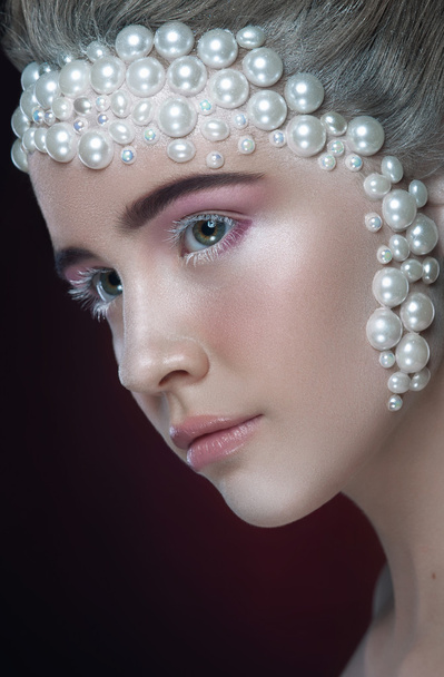 schöne Mädchen mit erstaunlichem Make-up und Perlen und rosa Lidschatten. - Foto, Bild