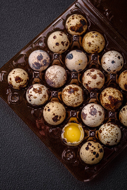 Syrová křepelčí vejce v plastové krabici na tmavém betonovém pozadí. Příprava výživné snídaně - Fotografie, Obrázek