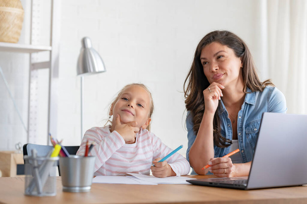 счастливая мать и дочь, учащиеся вместе дома, онлайн-образование - Фото, изображение