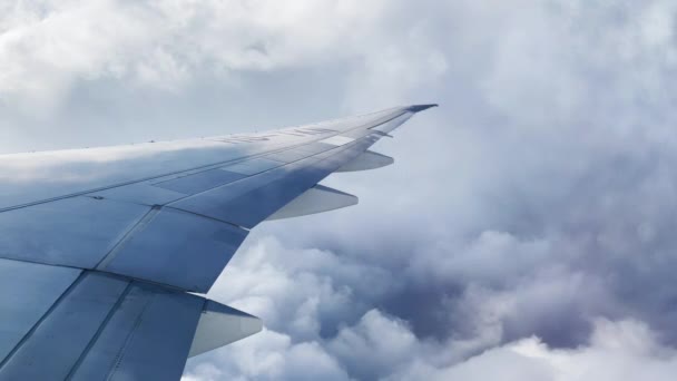 Ala de avión, vista desde ventana con hermoso cielo y nubes - Imágenes, Vídeo