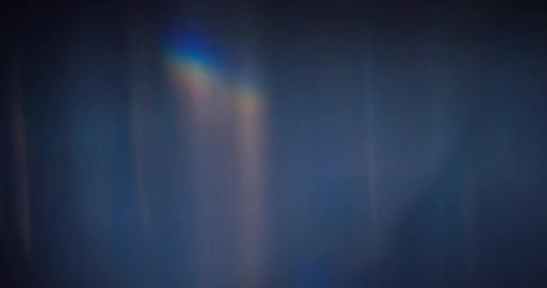 Symphonie aus lebendigem Licht und Farbe mit unserem Spectrum Light Flare Overlay. Vor schwarzem Hintergrund erzeugen strahlende Prisma-Regenbogenlichter eine fesselnde visuelle Darstellung, die die Sinne verzaubert. - Filmmaterial, Video