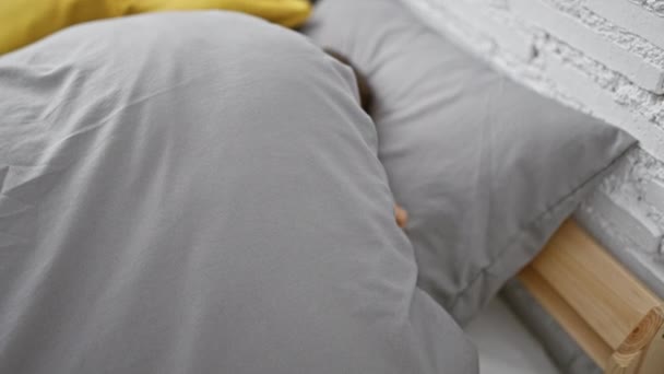 Schöner, selbstbewusster Mann mittleren Alters strahlt Glück in seinem gemütlichen Schlafzimmer aus, bequem im Bett liegend, den Morgen weglächelnd - Filmmaterial, Video