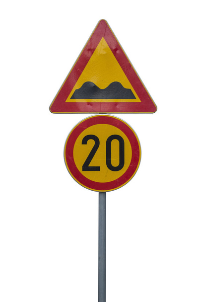 Знак ограничения скорости и знак лежачего полицейского
 - Фото, изображение